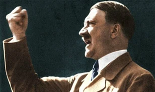 
	Nagyon megy az időutazó Hitlernek
