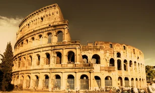 
	Eredetileg vörös és kék színű volt a Colosseum
