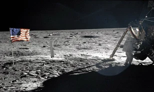 
	Füllentett Neil Armstrong?
