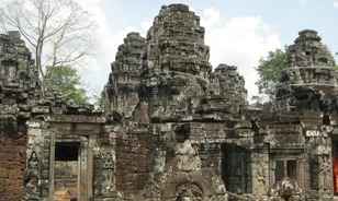 
	1300 éves buddhista szentélyből való egy brit ház lépcsője
