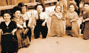 
	Mit keresett a hét törpe Auschwitzban?
