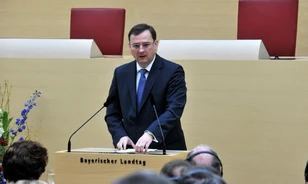 
	Bocsánatot kért a cseh kormányfő a szudétanémetektől
