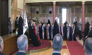 
	"Vedd a válladra a százráncú köpenyt"
