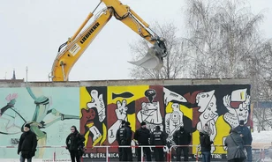 
	Az éj leple alatt bontották tovább a berlini falat
