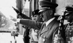 
	Élve kellett a briteknek a sokat bakizó Hitler
