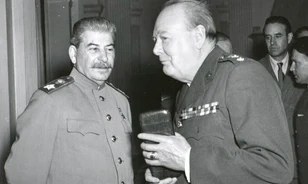 
	Hajnalig dorbézolt Sztálin és Churchill

