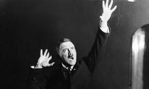 Fotókon a gesztikulálva gyakorló félőrült Hitler
