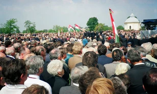 
	"Horthy újratemetése bátor tett volt"
