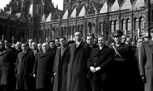 Kommunista miniszterből vértanú
