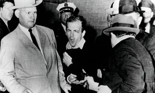 
	Eladták Kennedy merénylőjének jegygyűrűjét

