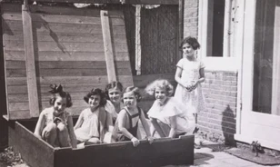
	Anne Frank barátnői
