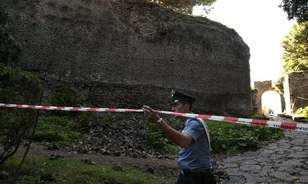 Újabb ókori fal omlott össze a pompeji ásatásokon 
