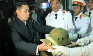 46 év után visszakerült Vietnamba a háborús emlékként elvitt sisak
