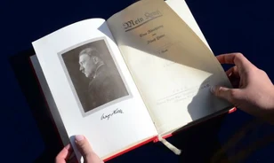 Milliókat ért a Mein Kampf Hitler által dedikált példánya
