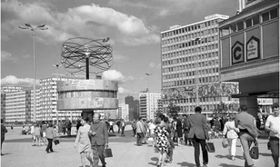 Lassan amerikanizálódik az egykori Kelet-Berlin főtere
