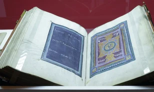 800 éves Biblia a vitrin mögött
