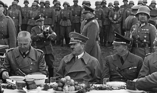 Éjjelente sütizett a lusta Hitler
