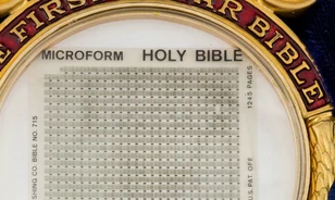 Elkelt a Holdat is megjárt mikrofilmbiblia
