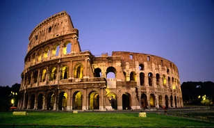 Mézsárga színben pompáznak a Colosseum árkádjai
