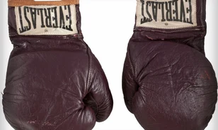 Kalapács alatt Muhammad Ali "vesztes" kesztyűje

