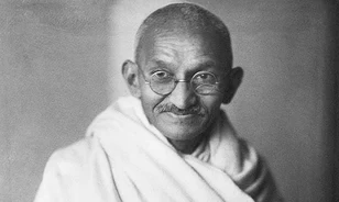 "Gandhi együtt aludt az unokahúgával"
