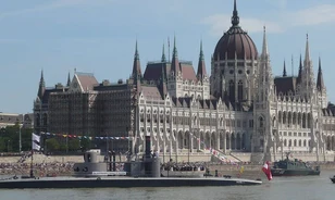 Végleg kikötött a Monarchia utolsó hadihajója a Parlament előtt
