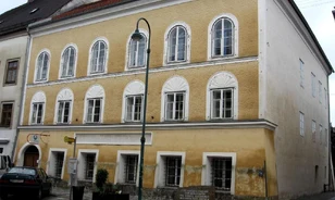 Eldőlni látszik Hitler szülőházának a sorsa
