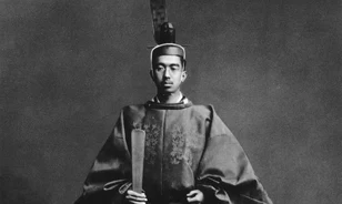 Vitákat váltott ki Hirohito uralkodásának krónikája
