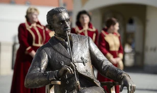 Felavatták Gárdonyi Géza szobrát Egerben
