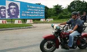 Motoros túrákat szervez Kubában Che Guevara fia
