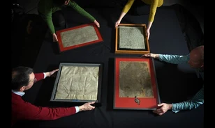 Egy helyen a Magna Carta négy fennmaradt eredeti példánya
