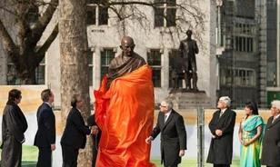 Szobrot állítottak Gandhinak Londonban
