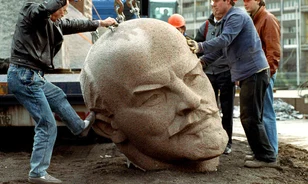Kiássák a gigantikus Lenin-fejet
