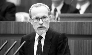 Agyondolgozta magát az NDK utolsó kormánya
