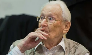 Vitatja a vádat a bíróság elé állított auschwitzi lágerőr
