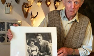 Süteményt ígértek a kisfiúnak, hogy Hitlerrel pózoljon
