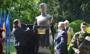 Román többségű városban magyar királyi szobor
