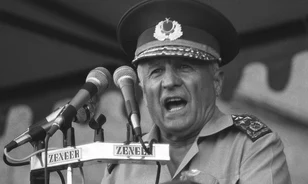 Egyetlen politikus sem jelent meg a véreskezű államfő temetésén

