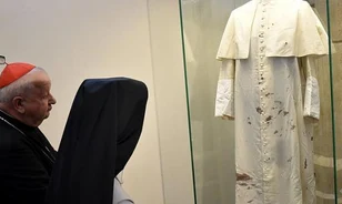 Kiállították II. János Pál vérrel áztatott reverendáját
