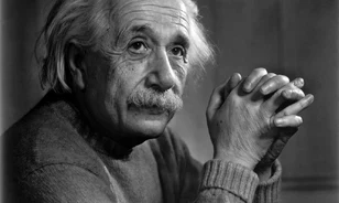 Einstein Istenről, egy játékmozdonyról és a megcsalásról
