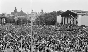 250 ezer ember és a hat koporsó
