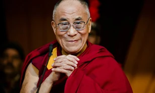 Ötévesen lett a tibeti buddhisták vezetője a dalai láma 