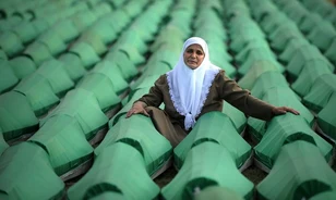 Ellenkező irányban járják végig a Srebrenicából menekülők útvonalát
