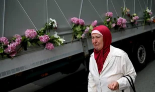 Újabb srebrenicai áldozatokat gyászolnak Boszniában
