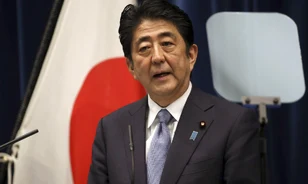 Különös módon kért bocsánatot a japán kormányfő
