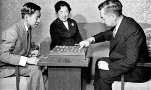 "Mélységes bűntudatot" érez a japán császár
