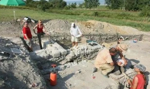 Kisgyermek maradványaira bukkantak egy római kori medencében Fenékpusztán
