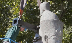 Gigantikus óegyiptomi szobrokat állítottak ki Párizsban

