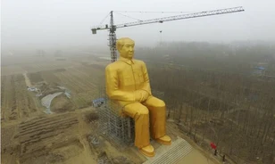 Hatalmas Mao-szobrot emeltek Kína szívében
