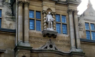 A tiltakozás ellenére sem távolítják el a brit gyarmatosító szobrát Oxfordból 